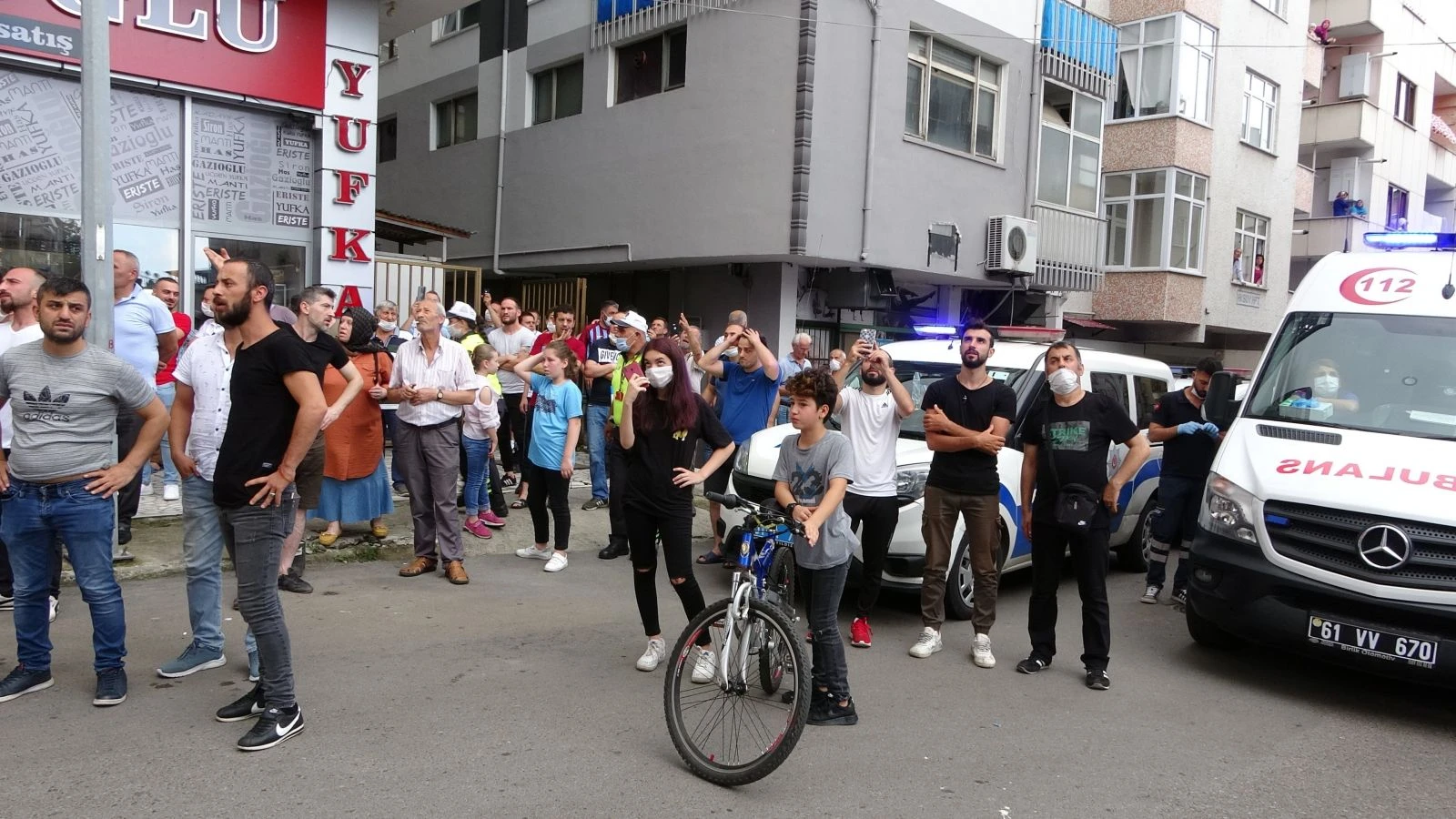 Yangını film gibi seyredip, cep telefonuyla görüntülemeye çalıştılar