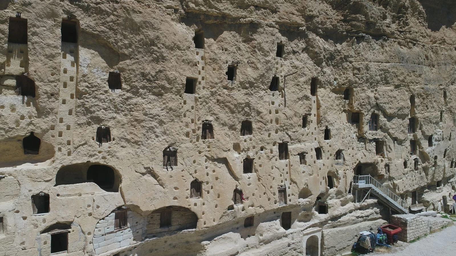 Tarihi ambarlar hala doğallığını koruyor