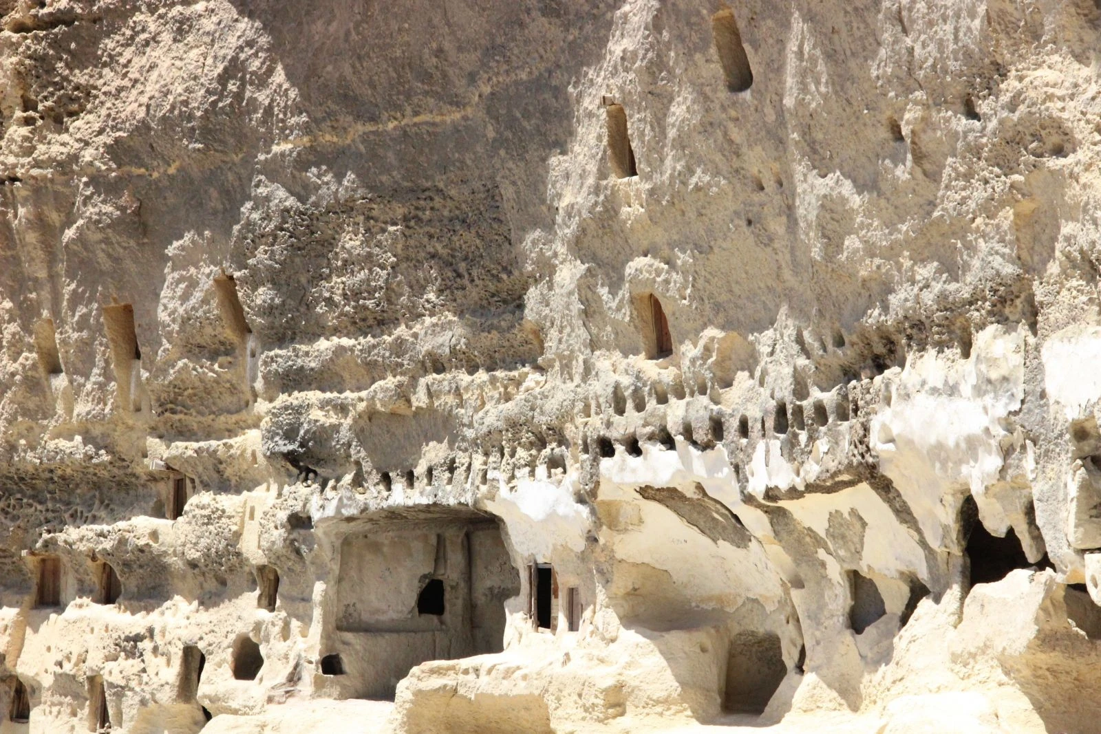 Tarihi ambarlar hala doğallığını koruyor