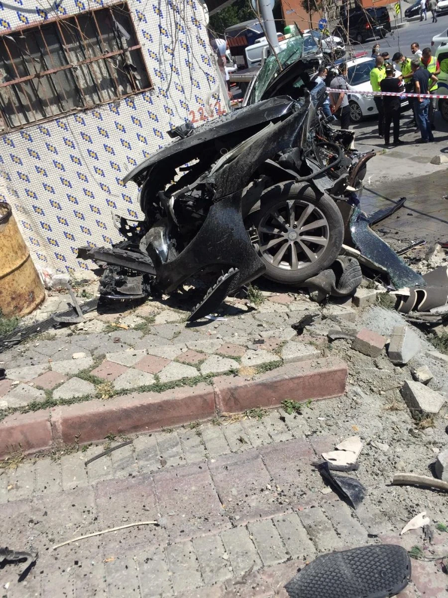 İstanbul’da dehşet veren kaza: Kamyon iki aracı biçip binanın duvarına vurarak durabildi