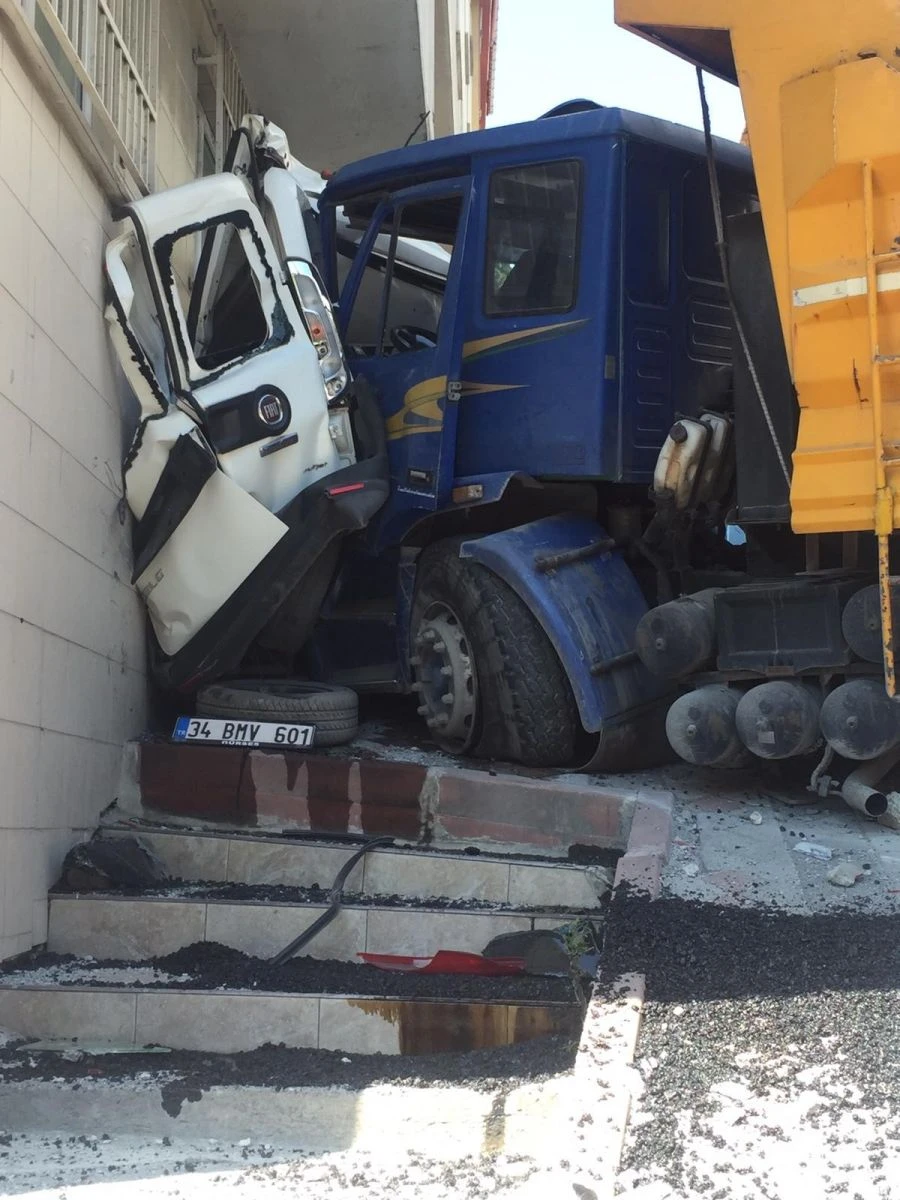 İstanbul’da dehşet veren kaza: Kamyon iki aracı biçip binanın duvarına vurarak durabildi