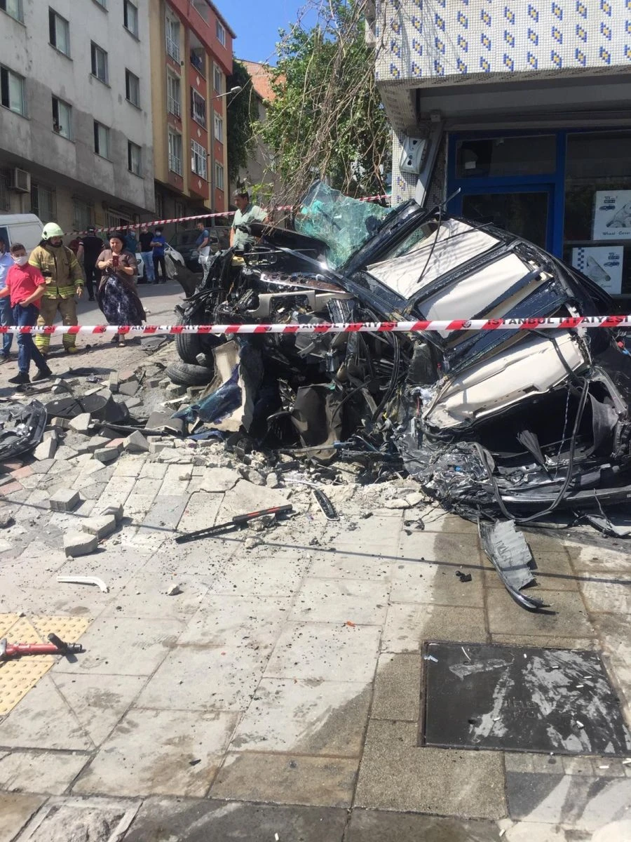 İstanbul’da dehşet veren kaza: Kamyon iki aracı biçip binanın duvarına vurarak durabildi