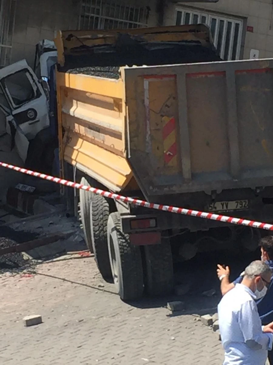 İstanbul’da dehşet veren kaza: Kamyon iki aracı biçip binanın duvarına vurarak durabildi