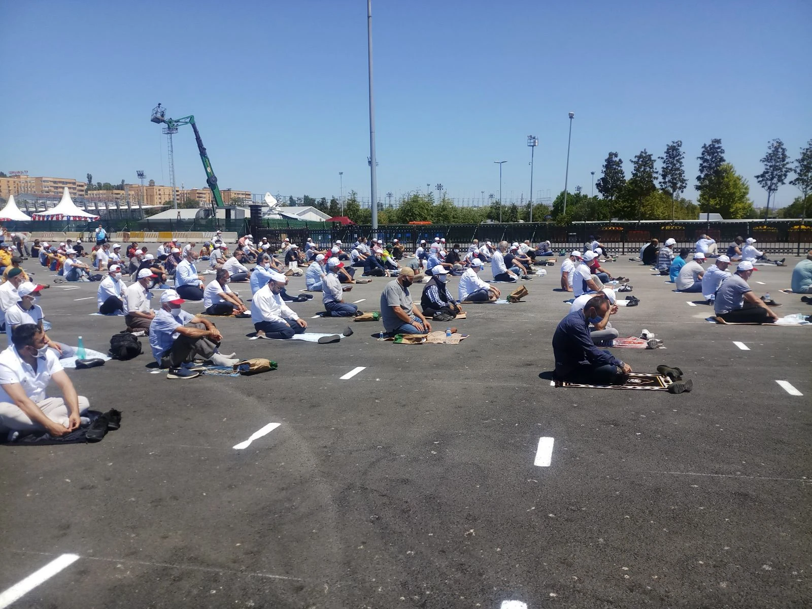 Ayasofya’ya gidemeyenler cuma namazını Yenikapı’da kıldı
