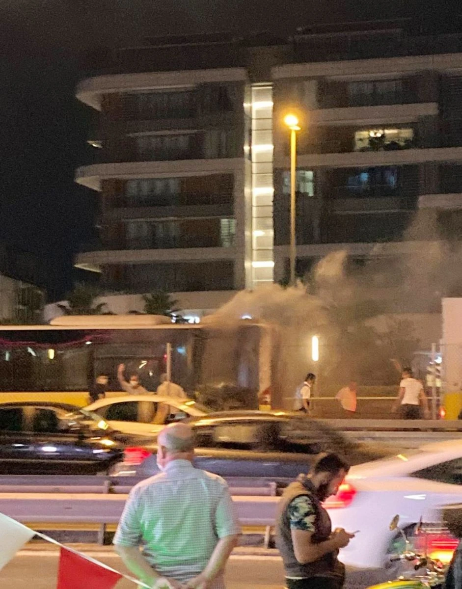 Küçükçekmece'de metrobüste korkutan yangın