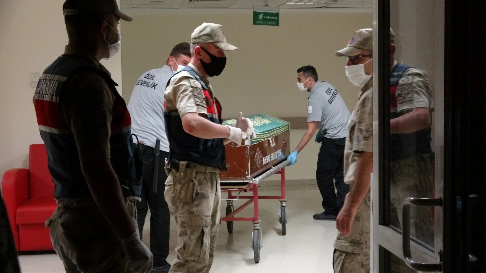 Yol verme tartışmasında 2 kardeş öldü