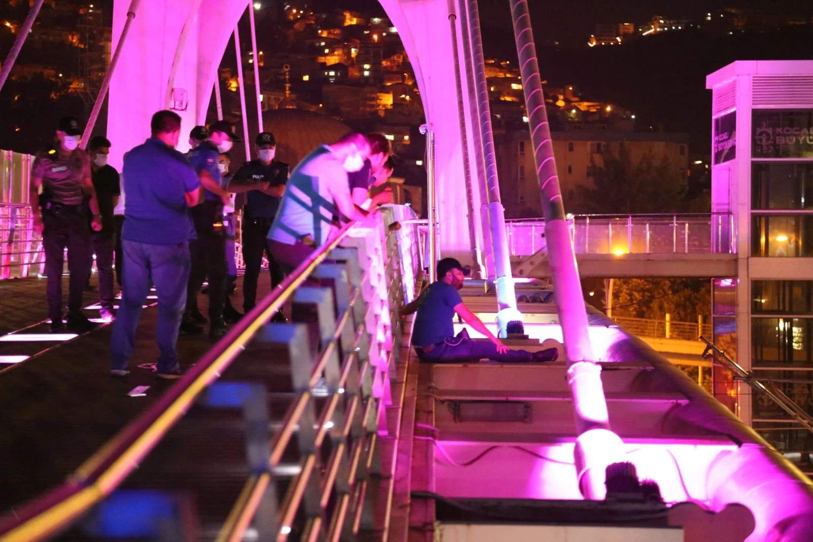 1 buçuk saat süren intihar girişimini çekirdek çitleyerek izlediler