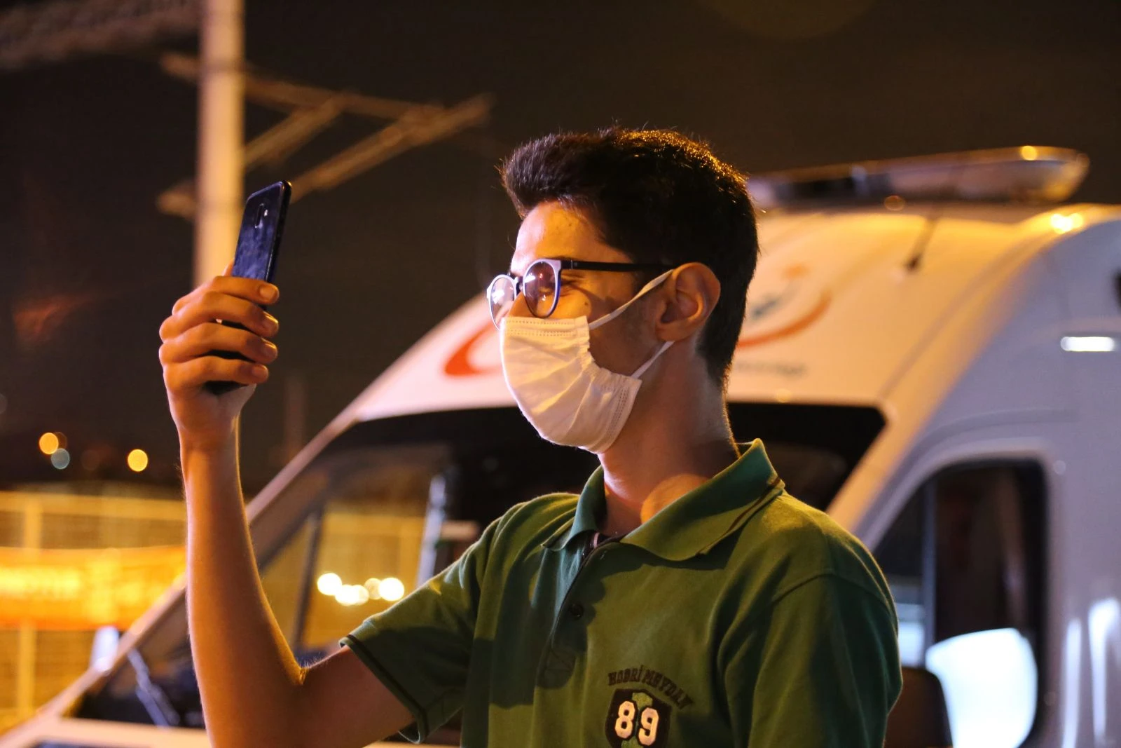 1 buçuk saat süren intihar girişimini çekirdek çitleyerek izlediler