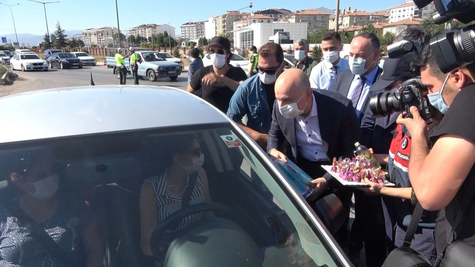 Ulaştırma Bakanı Karaismailoğlu '43 ilin' geçiş noktasında trafik denetlemesine katıldı