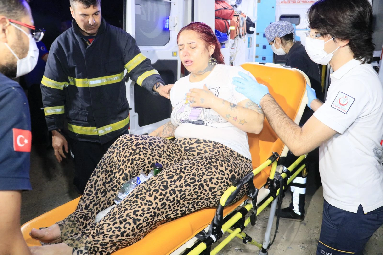 Taksiden inip göle atlayan kadını, itfaiye kurtardı