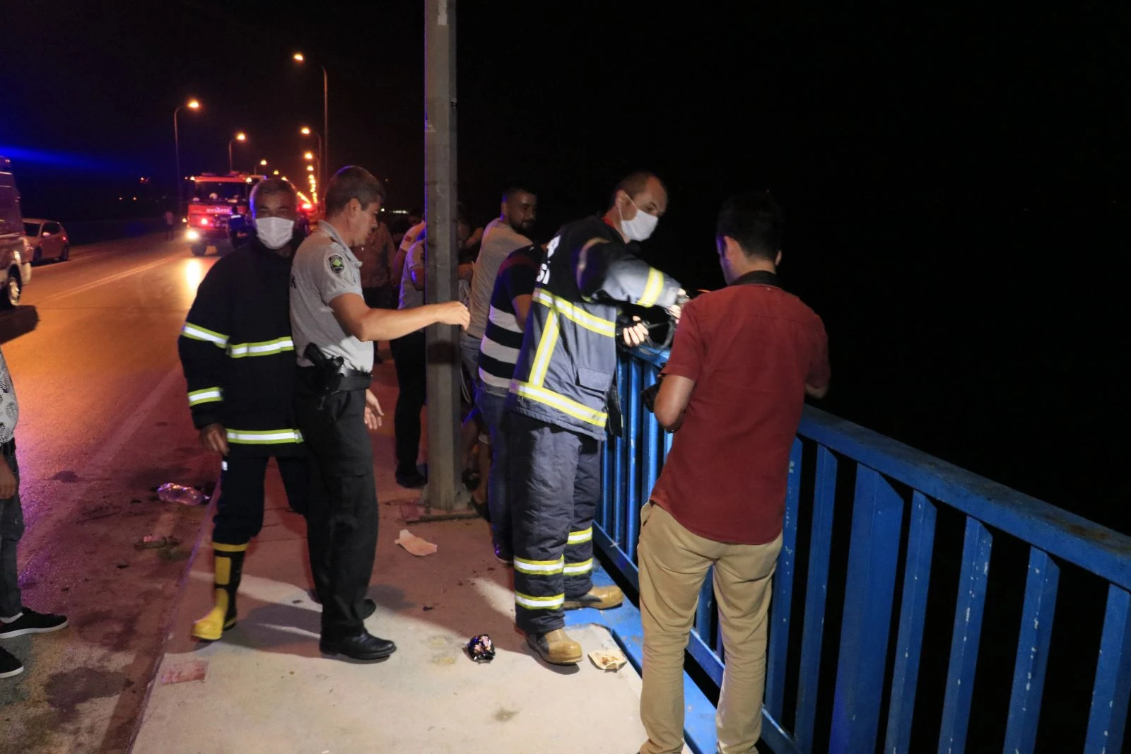 Taksiden inip göle atlayan kadını, itfaiye kurtardı