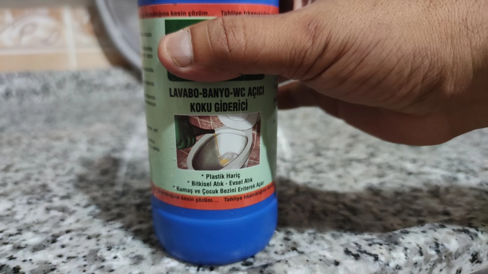 Tıkanan lavaboyu açmak isterken canından oluyordu