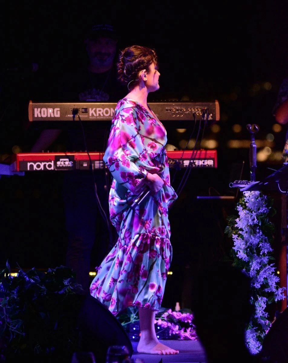 Çıplak ayakla sahneye çıktı