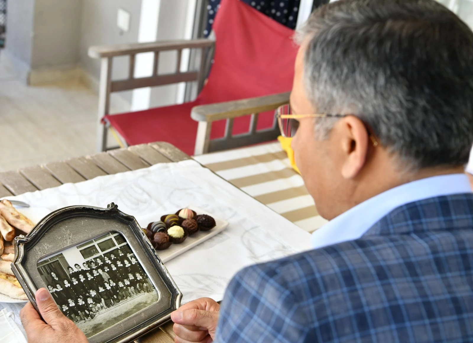 Vali Yerlikaya ilkokulu öğretmenini ziyaret etti