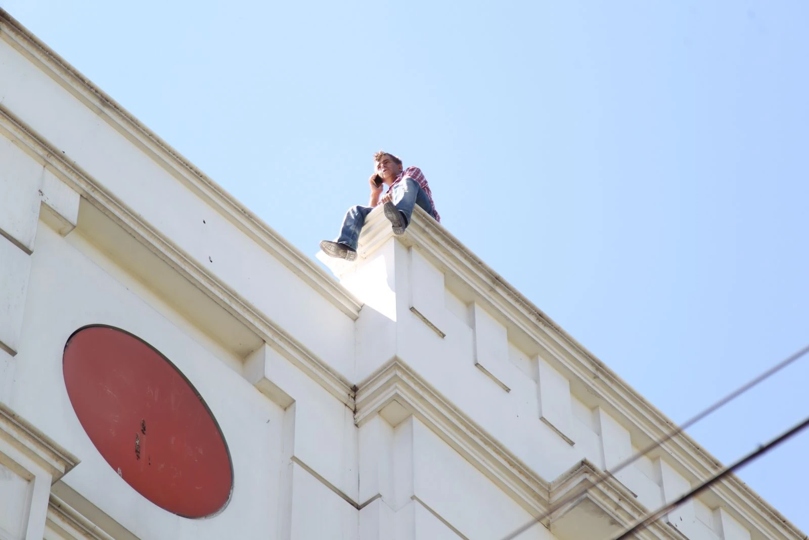 İntihar girişimini film izler gibi izlediler