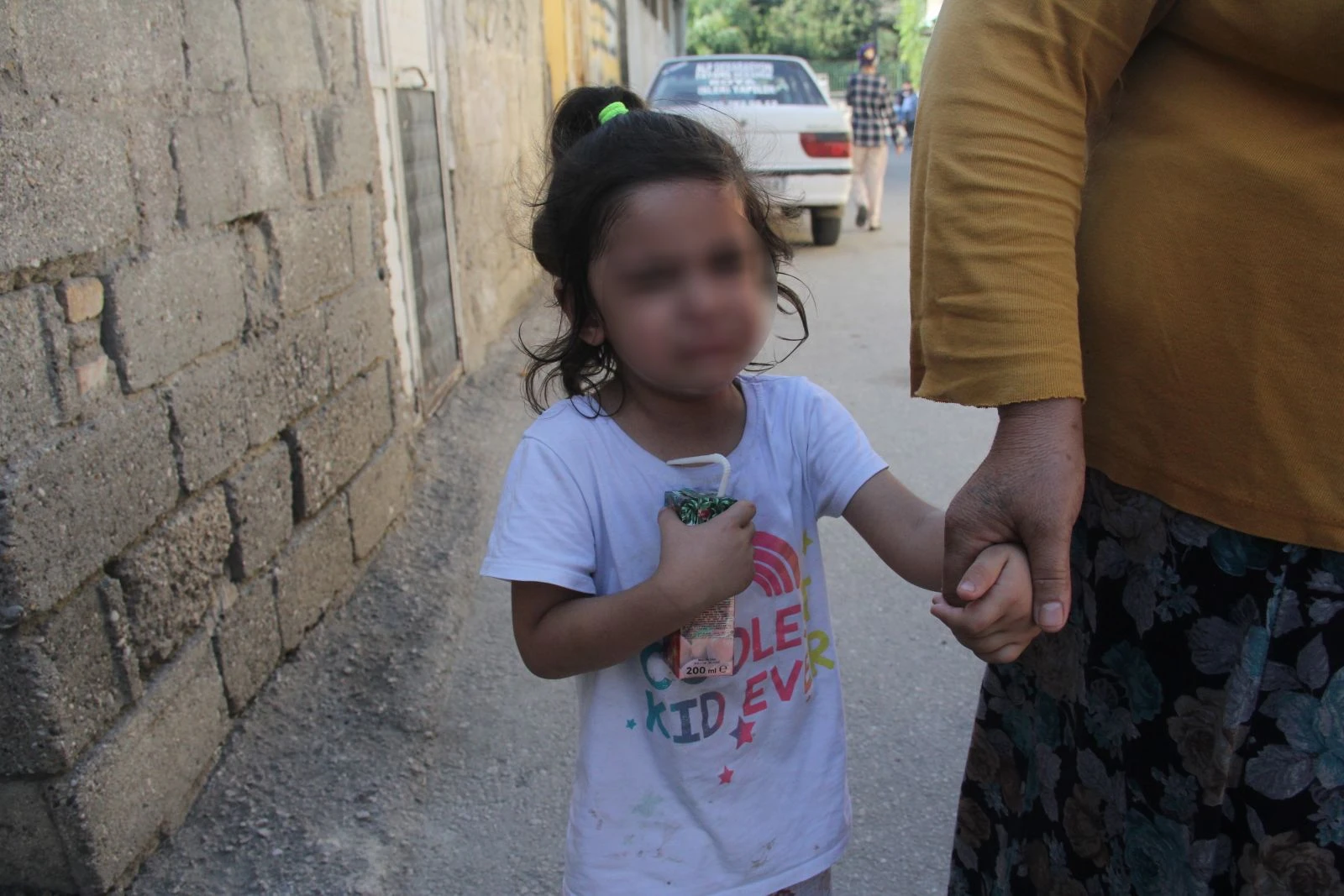 Çocuğunun önünde karısına anahtarla işkence etti