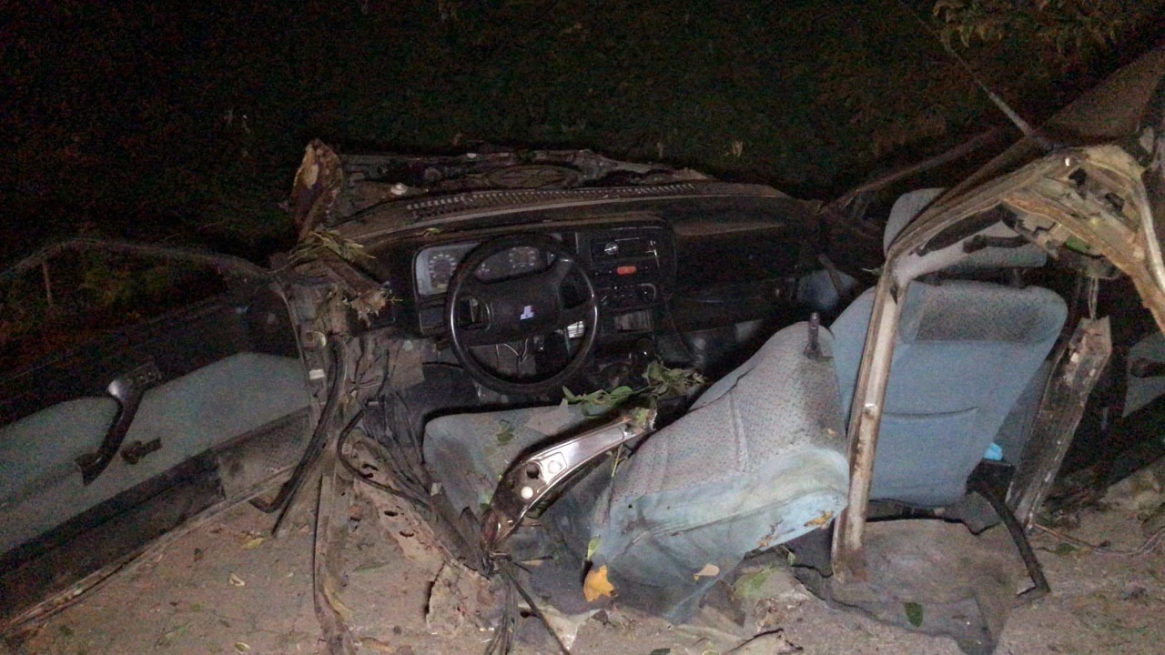 Bursa’da otomobil ikiye bölündü!