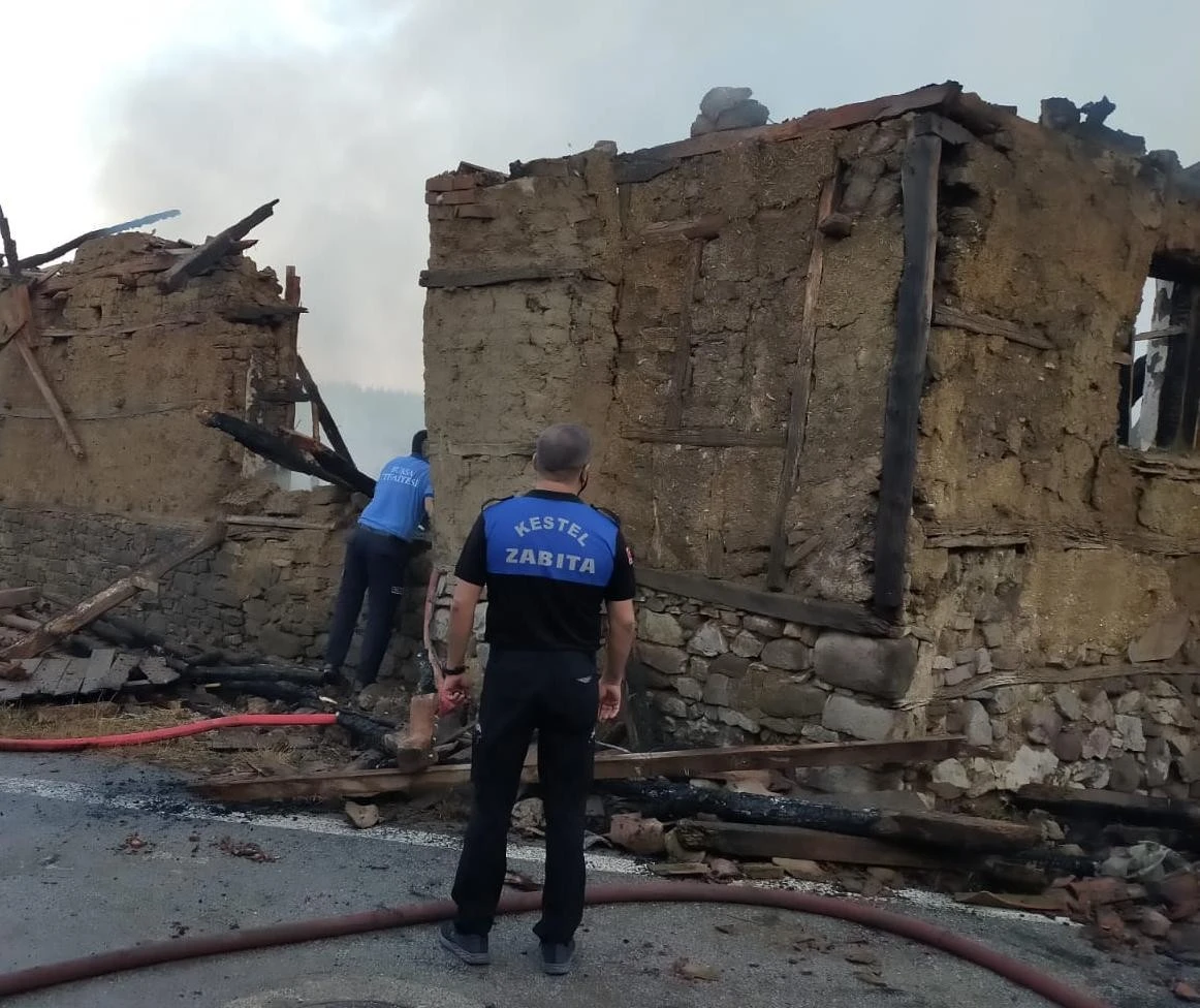 Yangında küle dönen tarihi ev