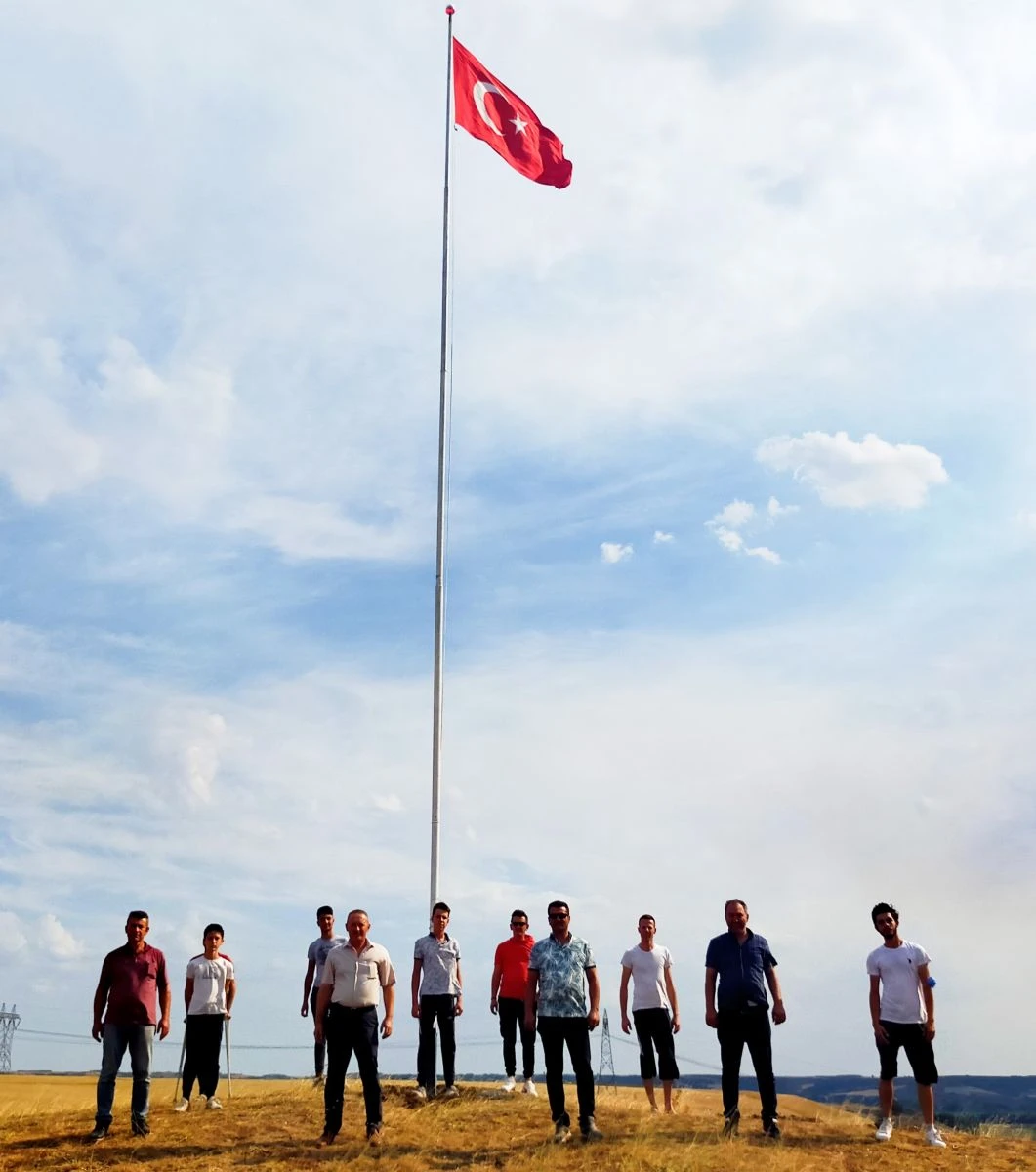 Yunanistan'ın burnunun dibine dev Türk bayrağı diktiler