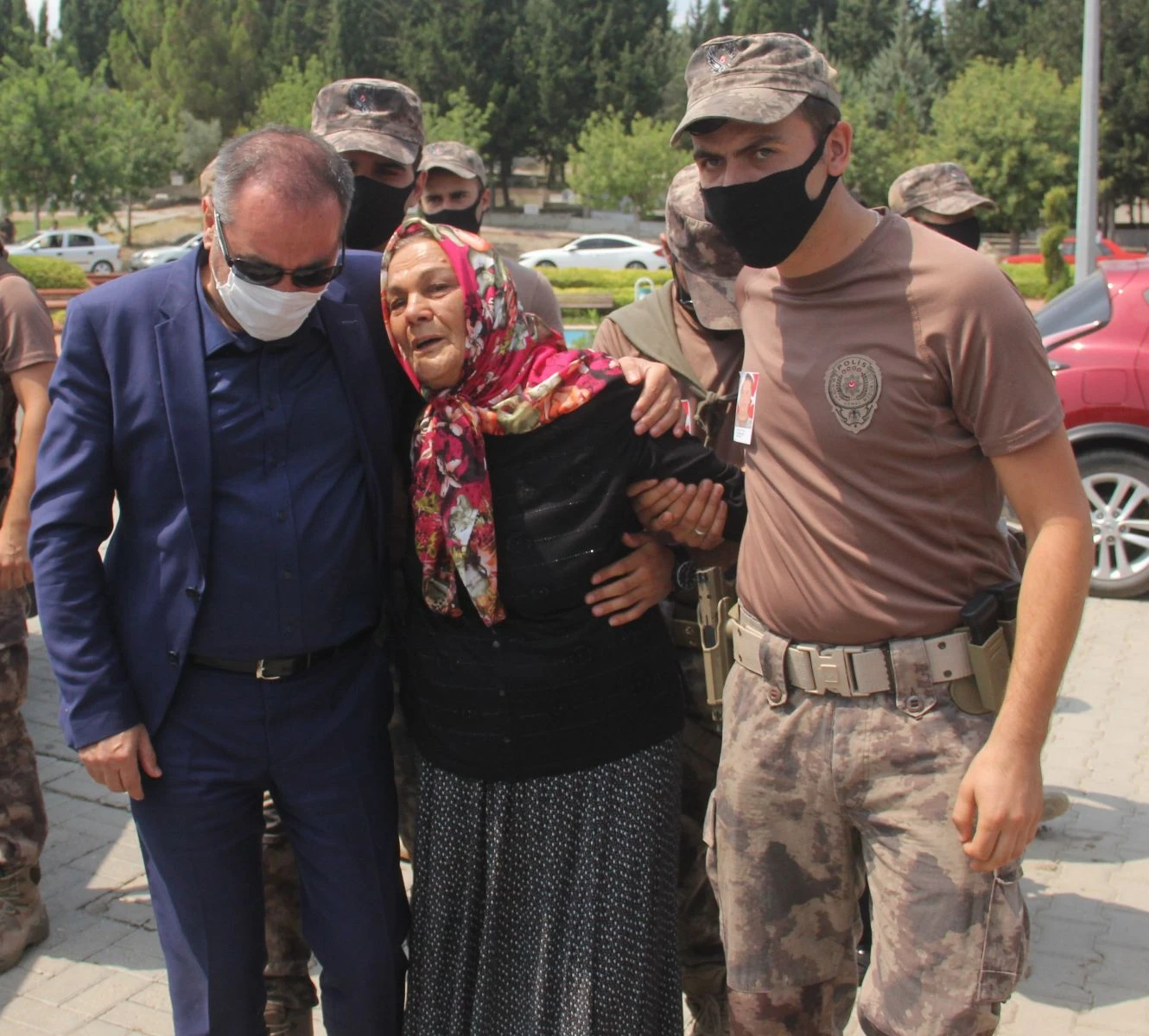 Evinde ölü bulunan özel harekat polisi toprağa verildi