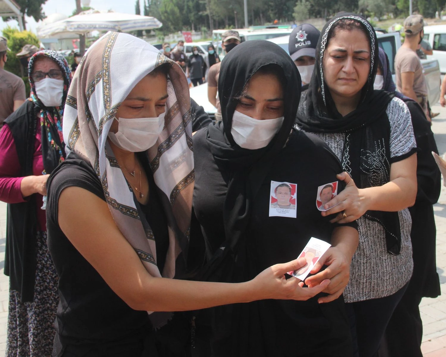 Evinde ölü bulunan özel harekat polisi toprağa verildi