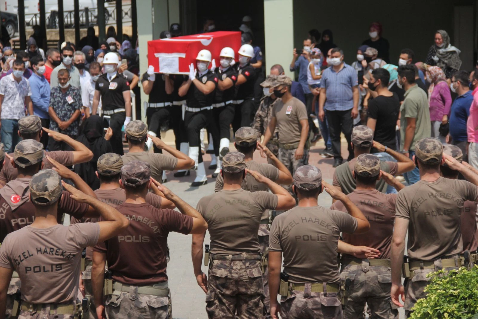 Evinde ölü bulunan özel harekat polisi toprağa verildi