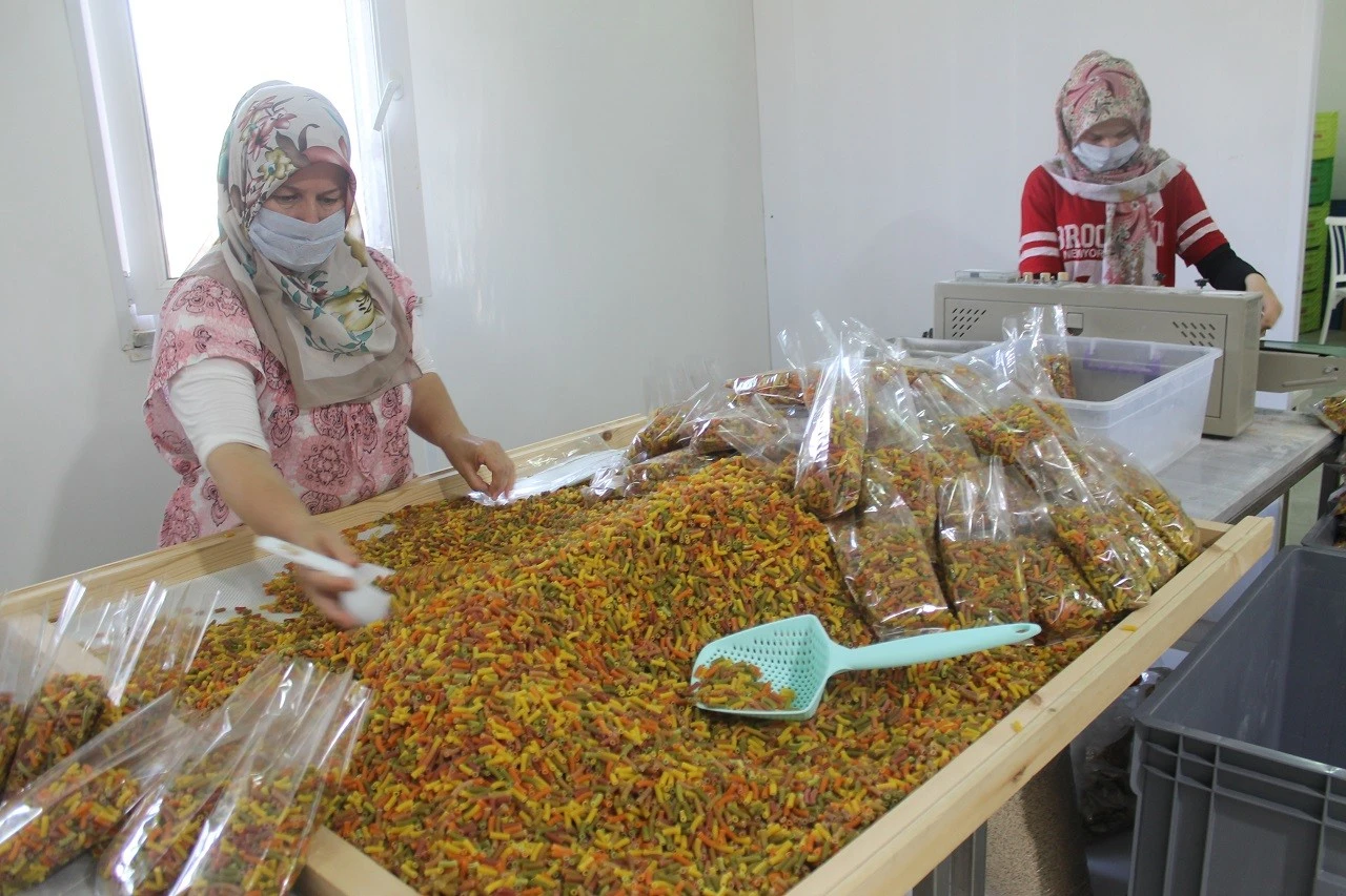 Vücudun ihtiyacına göre sebze püreli makarna üretiyor