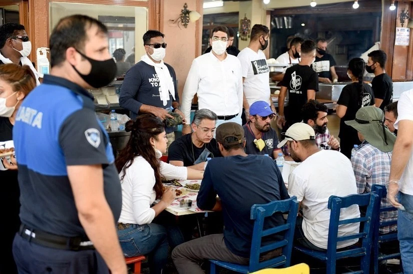 Aamir Khan Adana'da ciğer kebabı pişiriyor