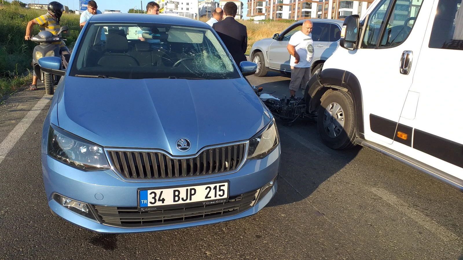 Motosikletli kurye minibüse çarpıp otomobilin camına uçtu