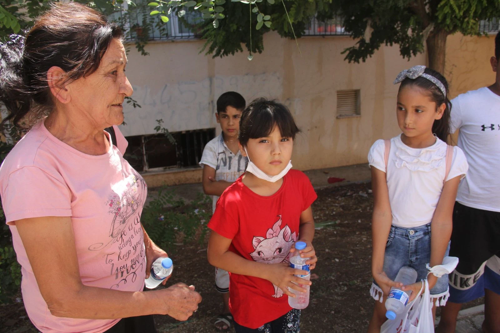 Uyuşturucu bağımlısı, içinde iki kızı ve annesinin olduğu evi yaktı