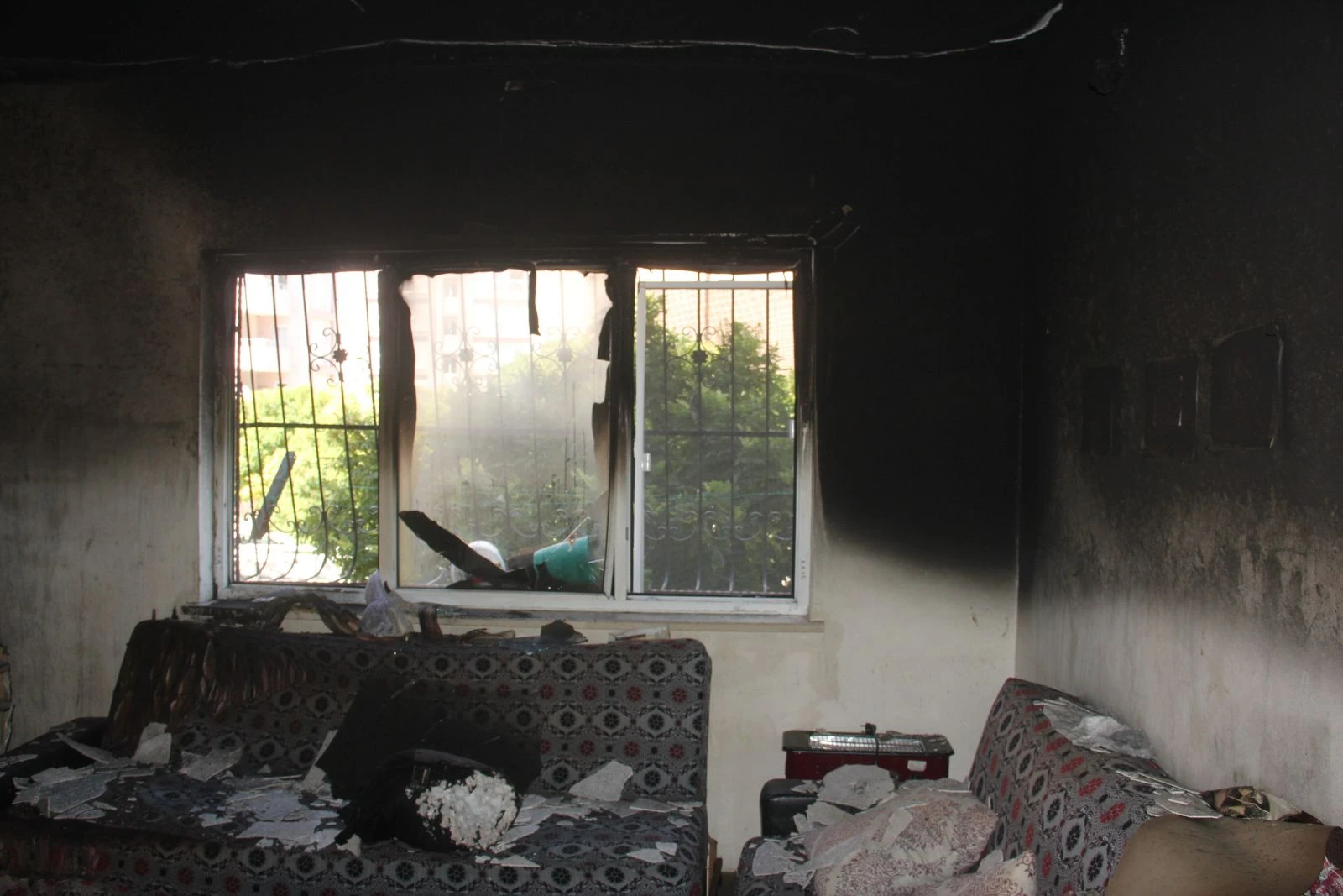 Uyuşturucu bağımlısı, içinde iki kızı ve annesinin olduğu evi yaktı