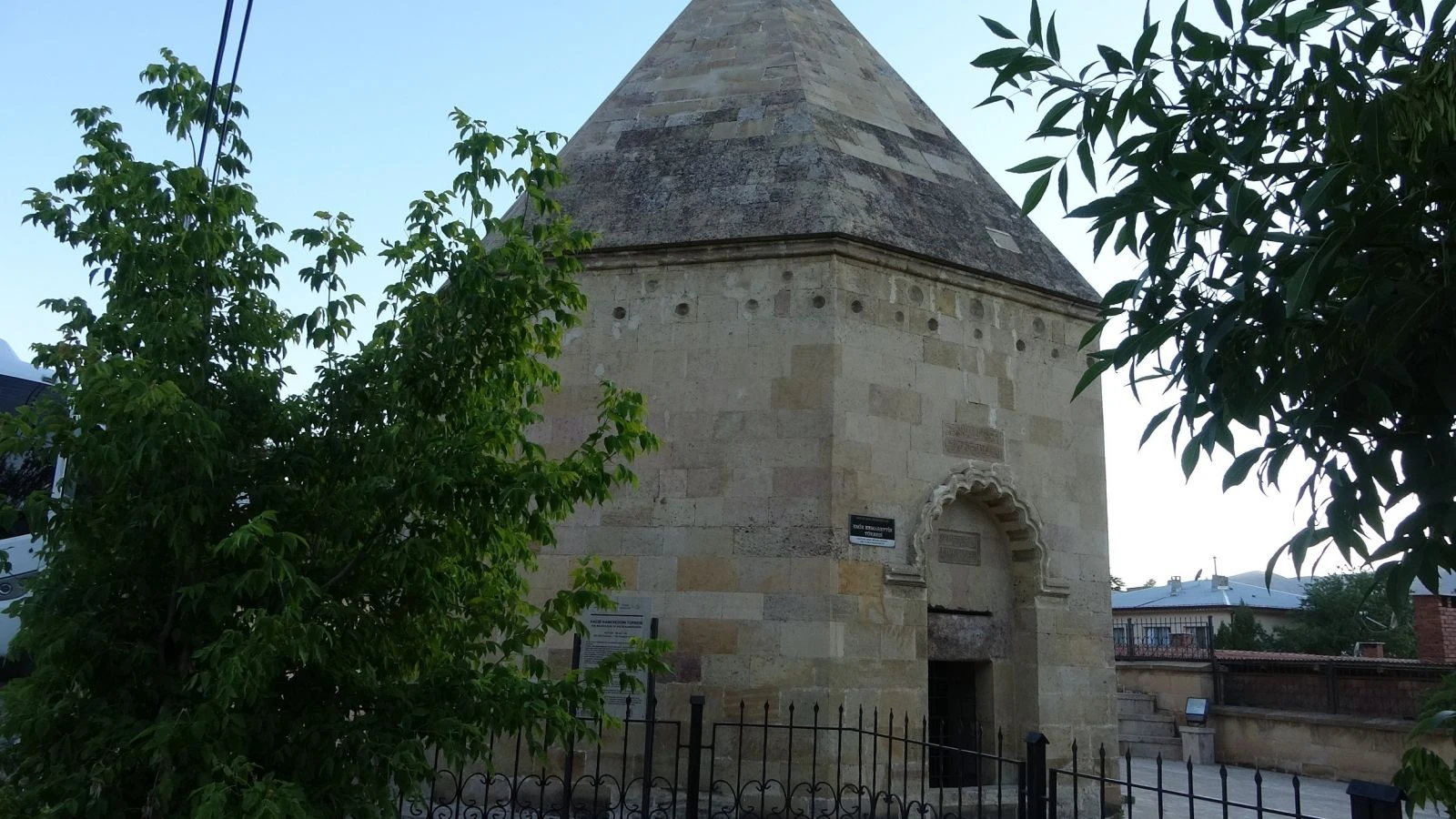 Bu ilçede 200’e yakın tescilli tarihi yapı bulunuyor