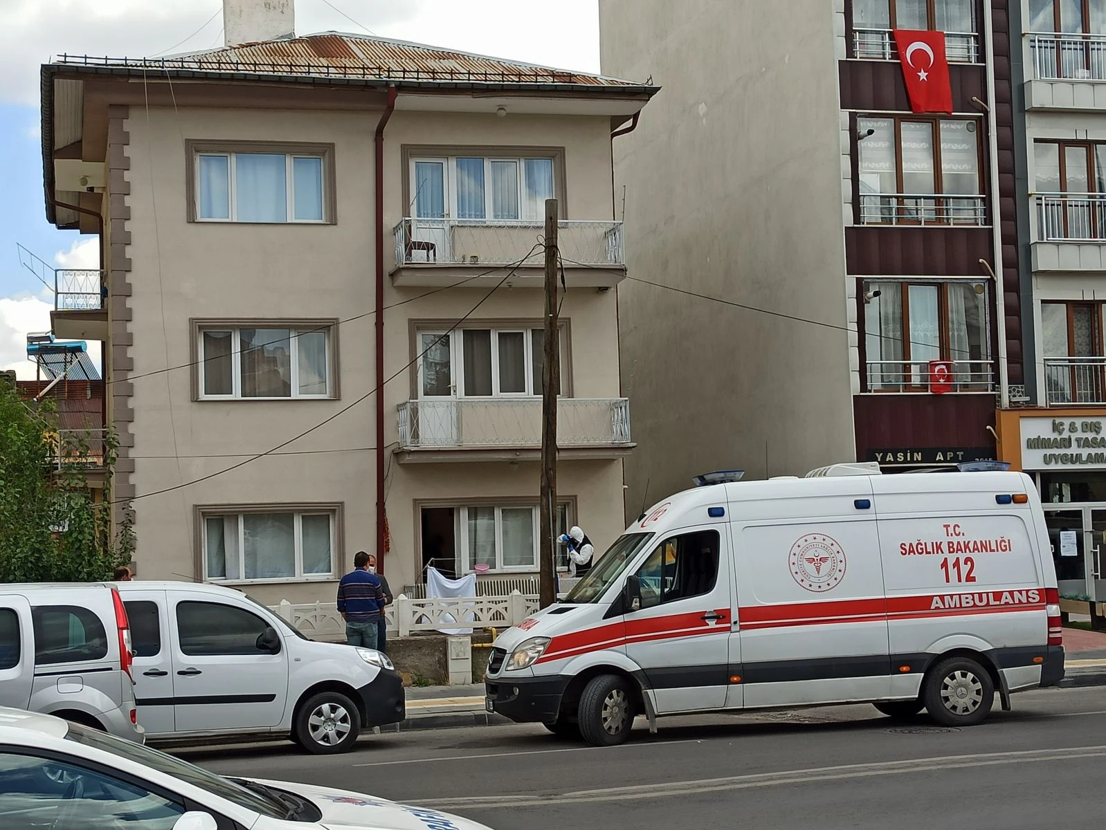 Boğazından bıçaklanmış halde bulunan yaşlı kadın öldü