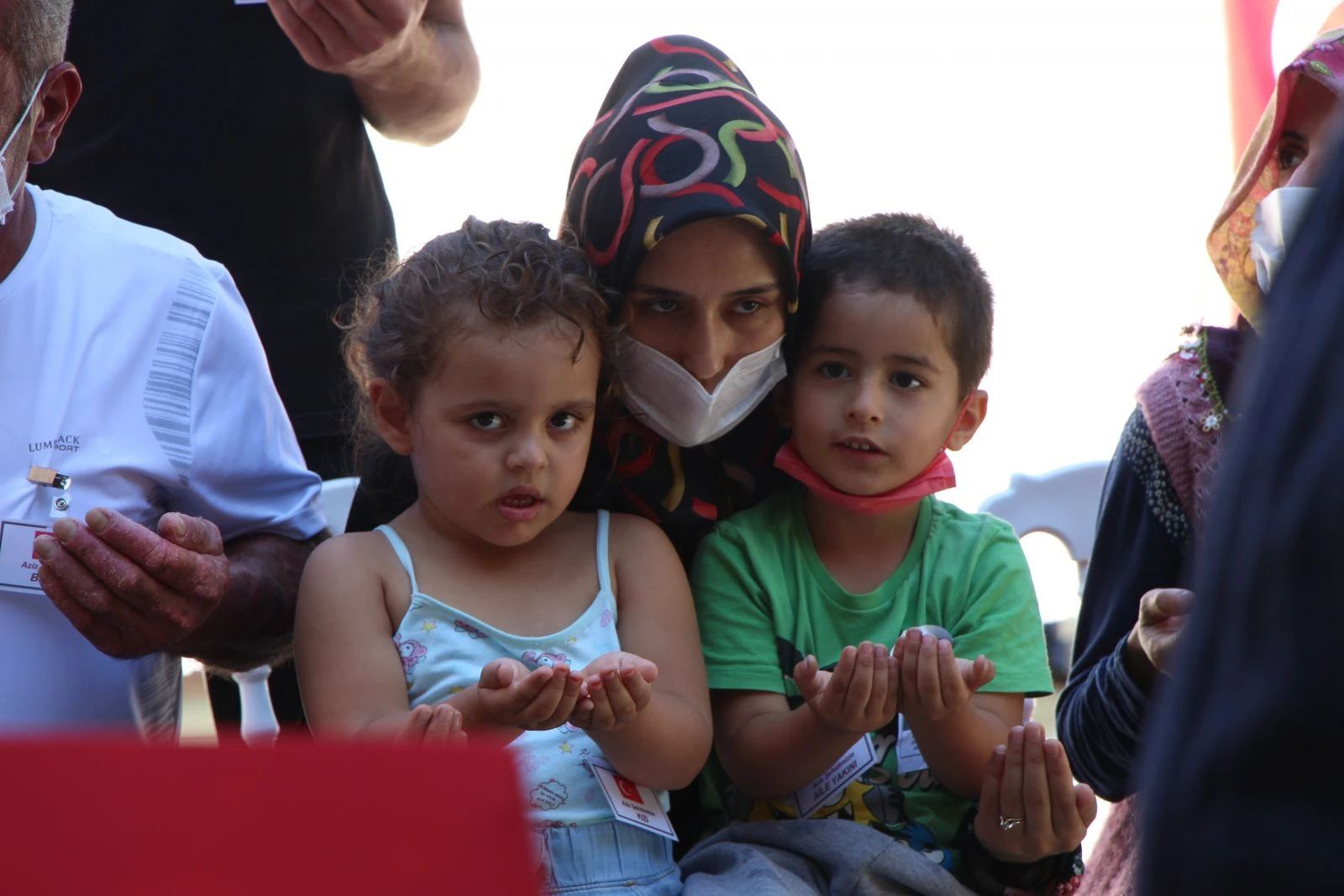 Şehit babasını arkadaşı ile birlikle selamlayarak uğurladı