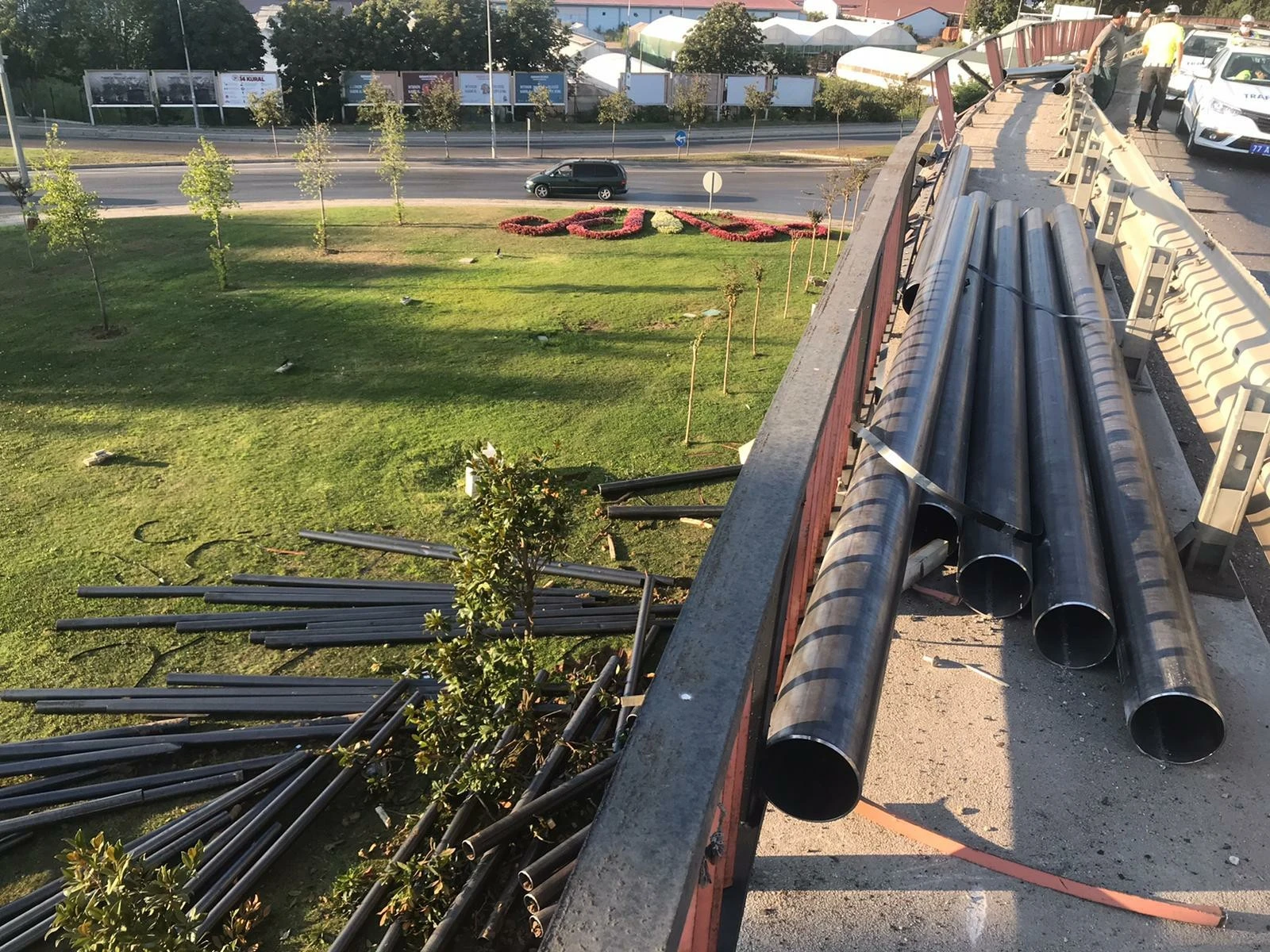 Yalova'da köprülü kavşakta yürekler ağza geldi: Tır dorsesinden düşen çelik borular faciayı önledi