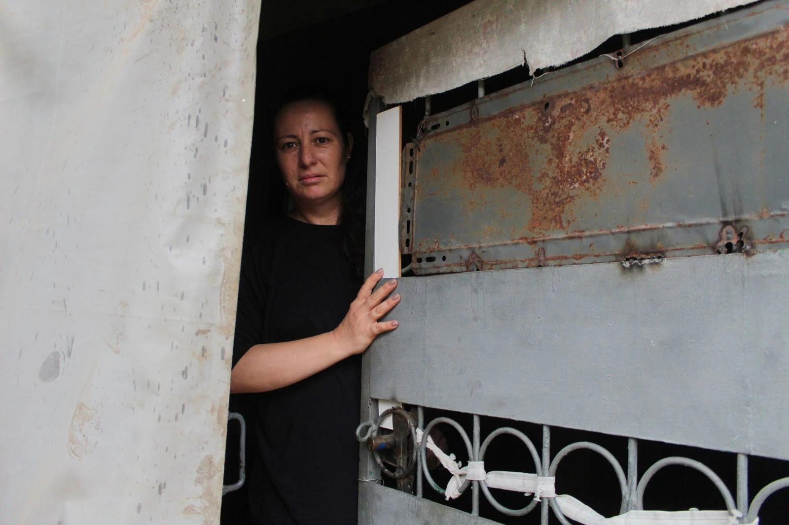 Ölmek istemeyen kadın evden çıkamıyor