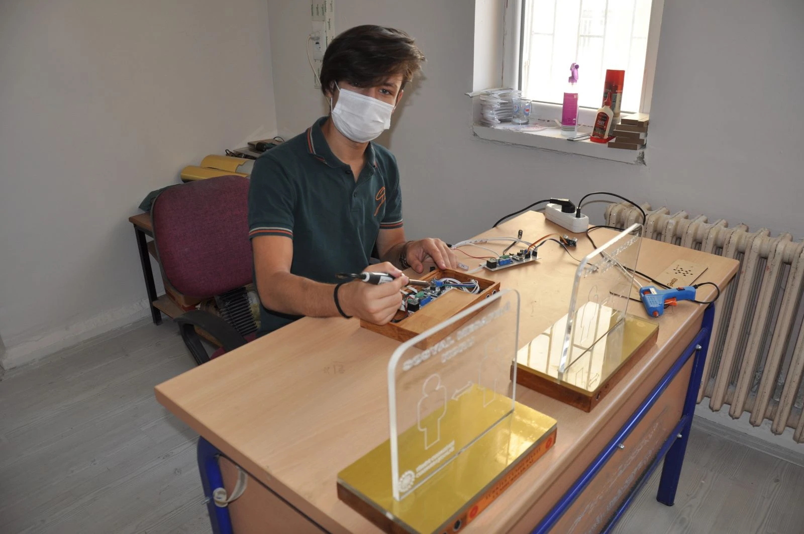 Öğrenciler yaptıkları sosyal mesafe cihazını Cumhurbaşkanı Erdoğan'a hediye edecek