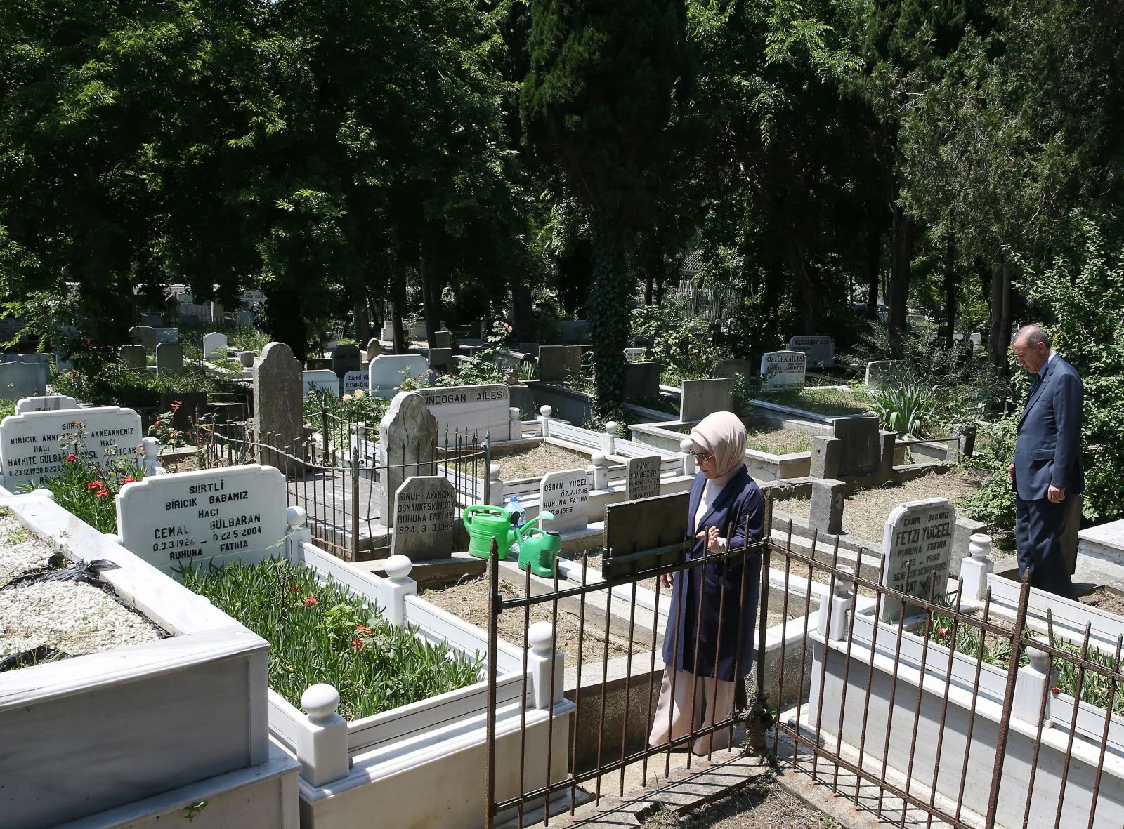 Cumhurbaşkanı Erdoğan'dan mezar ziyaretleri