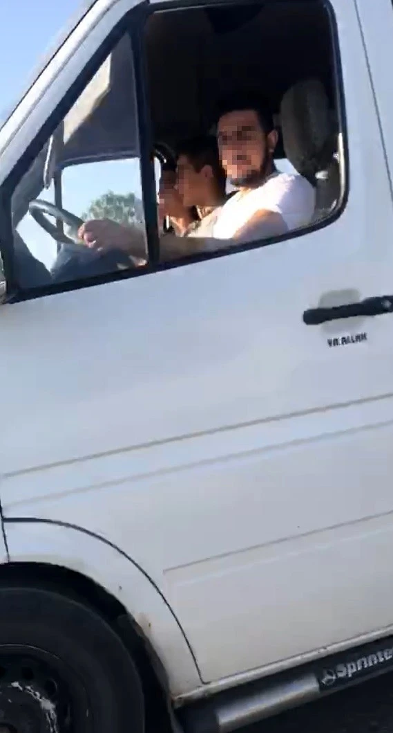 Polisi görünce maske taktılar ama cezadan kaçamadılar