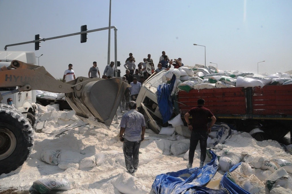 Freni boşalan un yüklü tır, önündeki tıra çarptı: 3 ölü, 2 yaralı