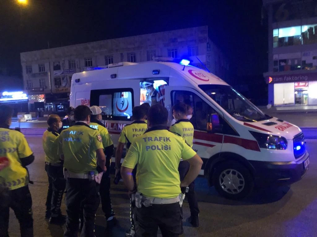 Polis otomobilin önüne çıkan araç kazaya sebep oldu