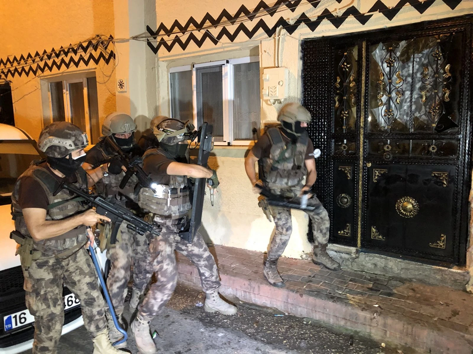 Şafak vakti dev uyuşturucu operasyonu