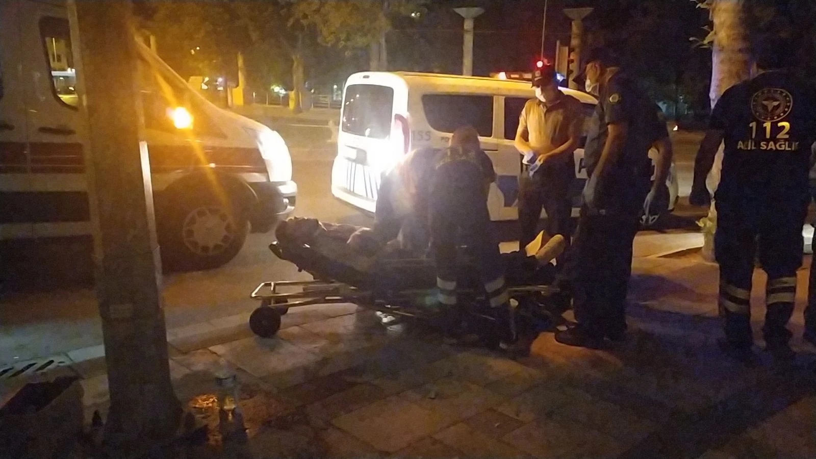 Yolda yürürken aniden yere düşen genç panik oluşturdu