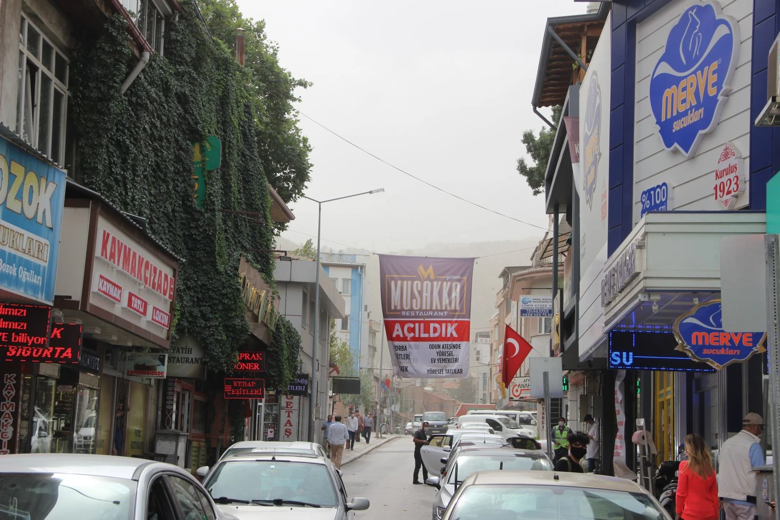 Aniden çıkan fırtına şaşkınlığa sebep oldu