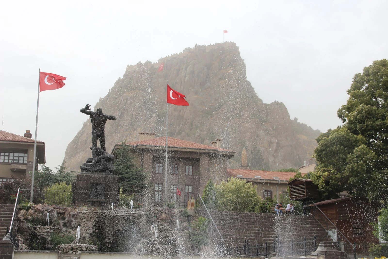 Aniden çıkan fırtına şaşkınlığa sebep oldu