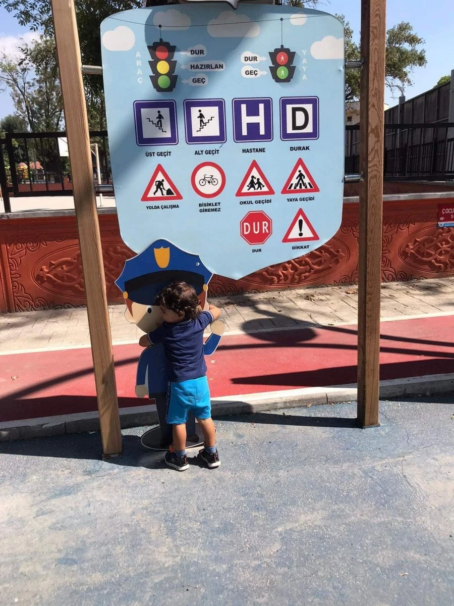 Polis maketine sarılan minik Ertuğrul’a Emniyet müdüründen jest