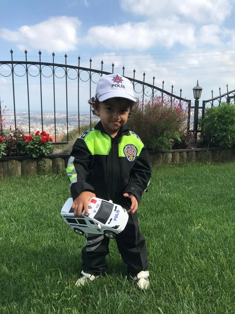Polis maketine sarılan minik Ertuğrul’a Emniyet müdüründen jest