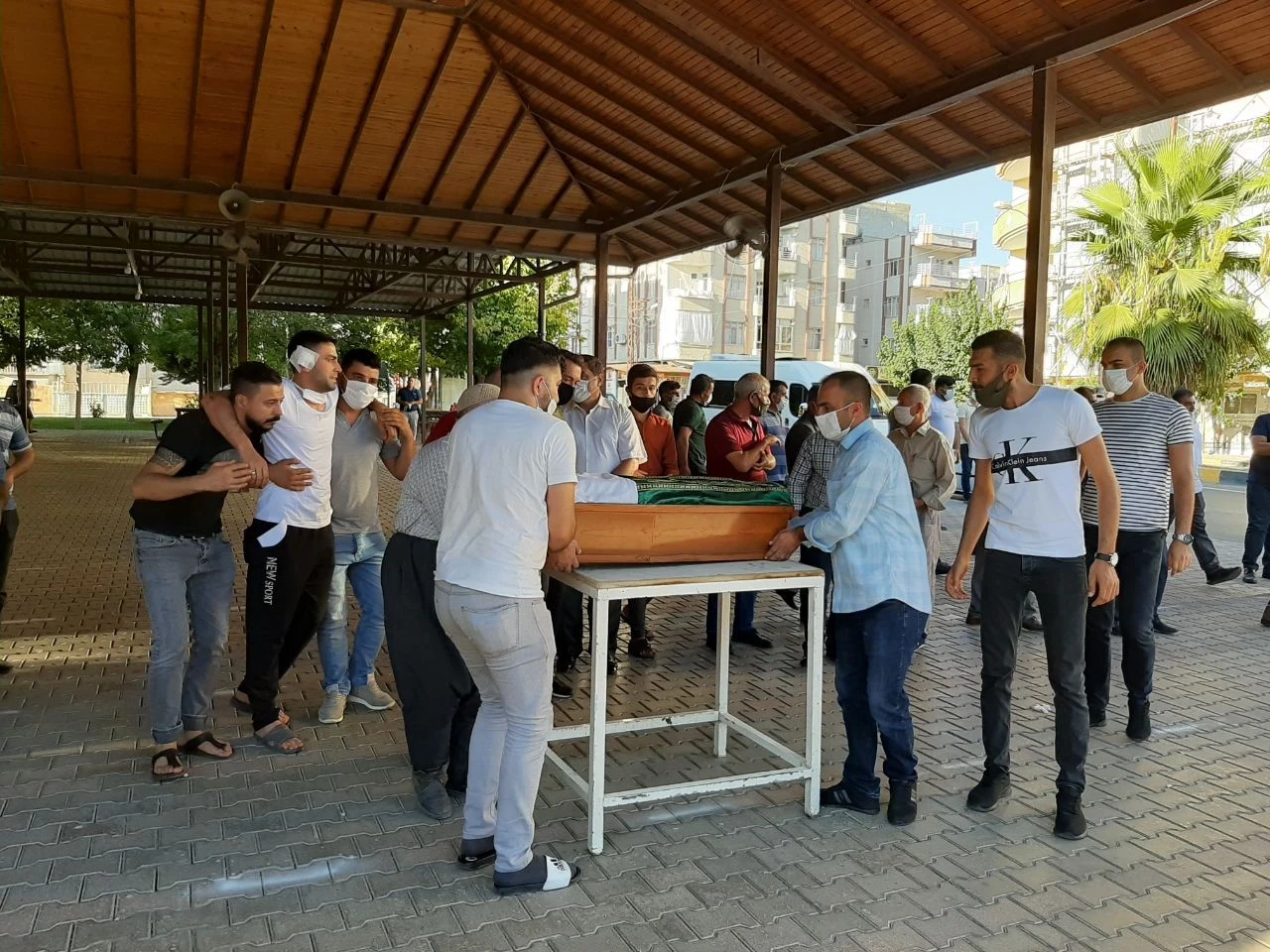 Kızının tabutunu bile omuzlayamadı