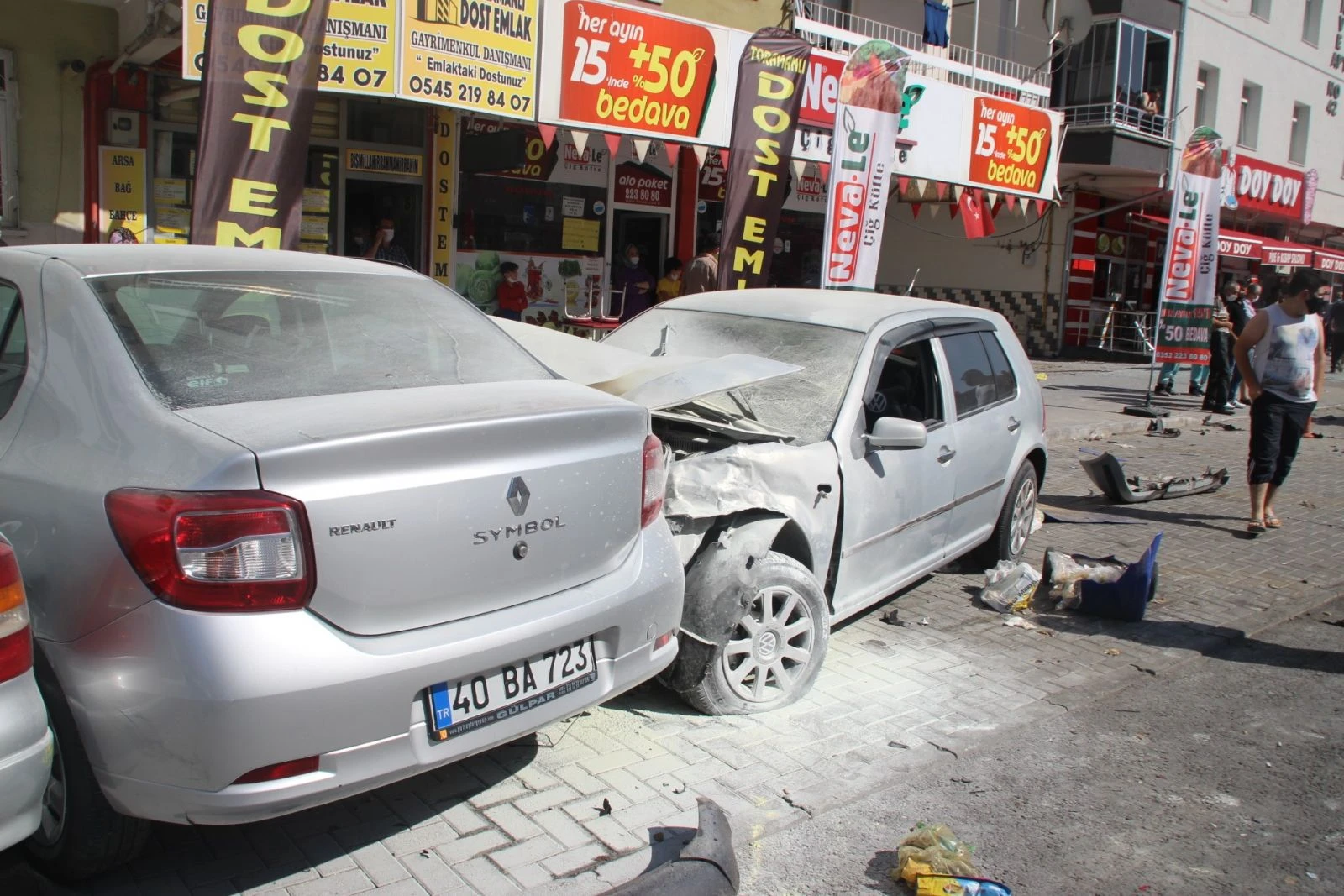 Direksiyon hakimiyetini kaybetti, park halindeki araçları biçti