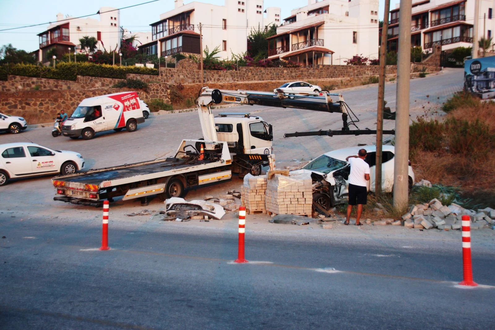 Freni boşalan vinç otomobili ezdi, şarampole uçtu